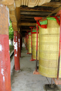 川藏線新都橋 下柏桑寺廟經(jīng)綸