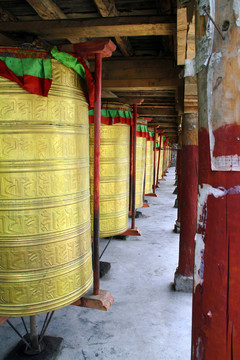 川藏線新都橋 下柏桑寺廟經(jīng)綸