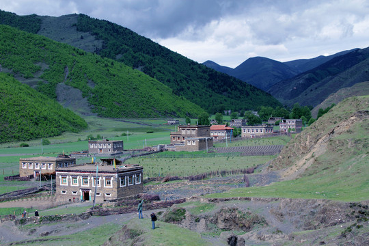 高山里的藏族民居村落