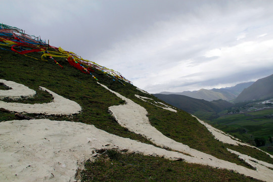 高山上六字真言的近景