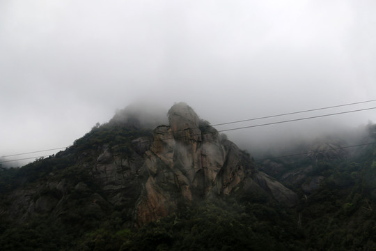 山間山霧