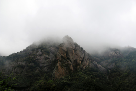 霧中山峰