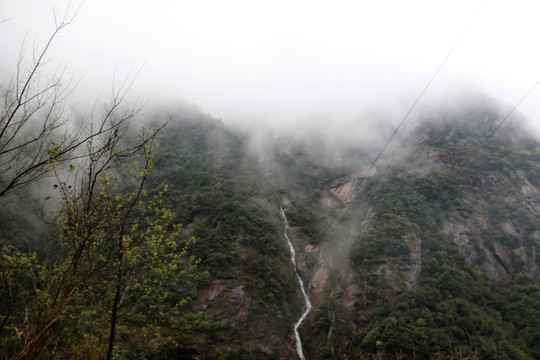 山間溪流