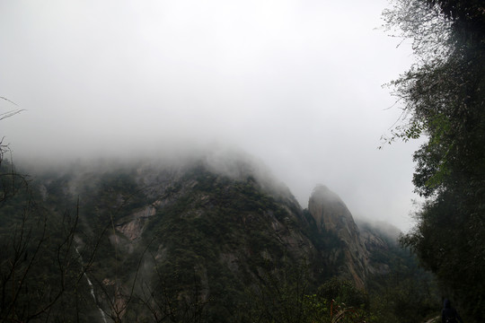 霧中山峰