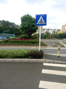 人行道路牌