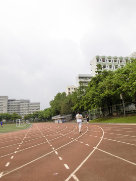 大學(xué)運(yùn)運(yùn)場