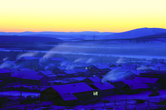 雪色山村炊煙裊裊