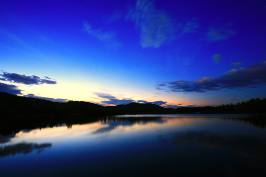森林湖之夜