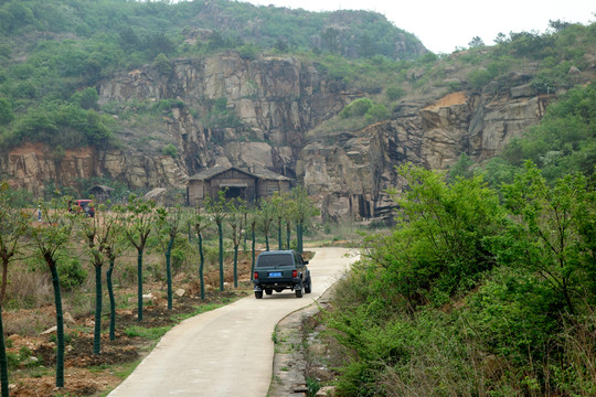 行駛在山路上的越野車