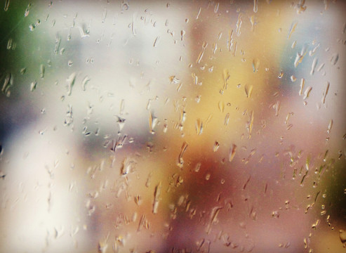 窗上雨滴