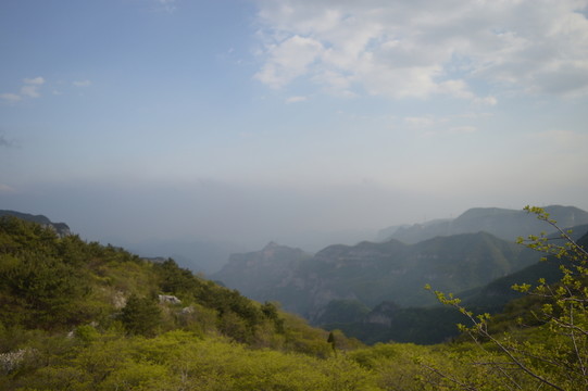 山 藍天