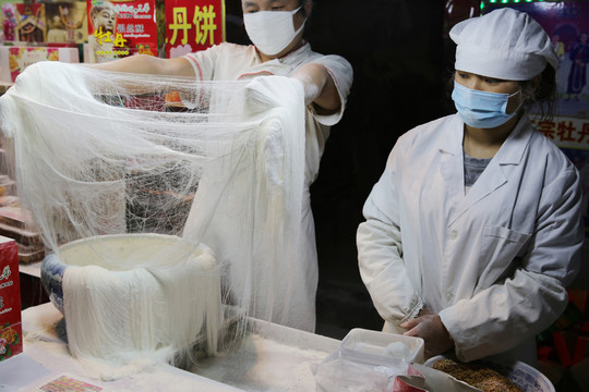 洛陽(yáng)牡丹銀絲酥制作