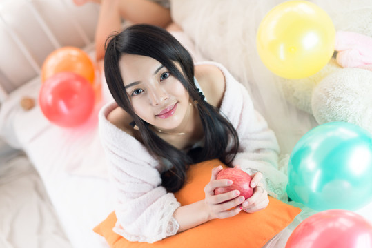 手拿蘋果的女孩