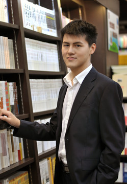 圖書館里的男青年