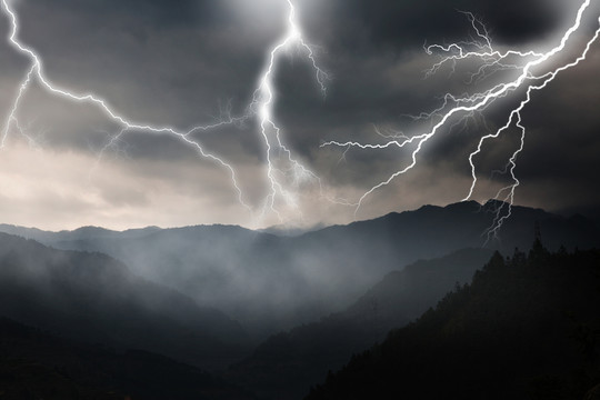 群山烏云閃電