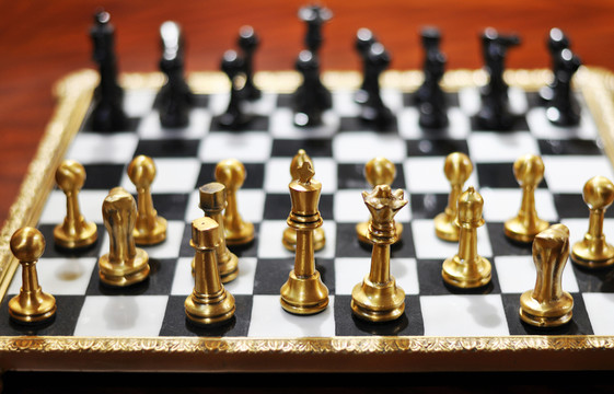 對(duì)弈中的國(guó)際象棋