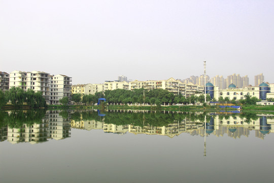 湖邊倒影的居民房
