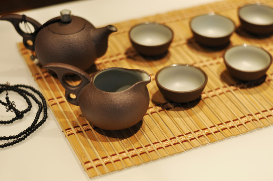 中式傳統(tǒng)風(fēng)格的茶壺茶杯