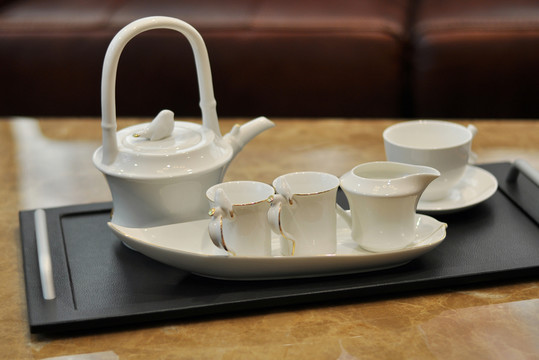 現(xiàn)代簡約風(fēng)格的茶壺茶杯