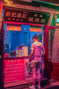 買小吃的女孩
