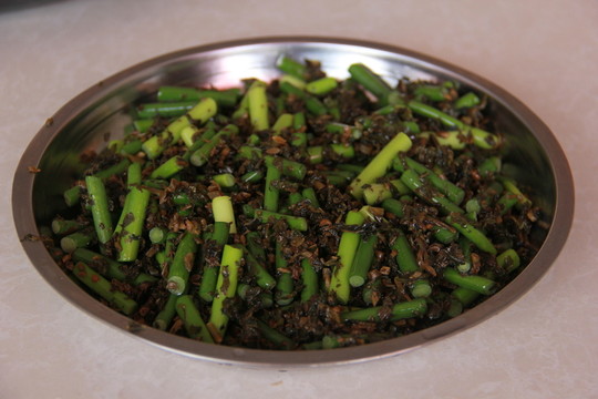 香椿拌蒜薹