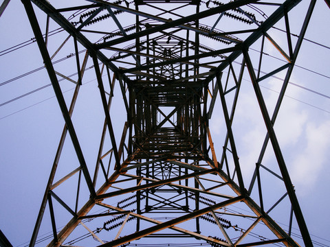 仰拍電力塔線條