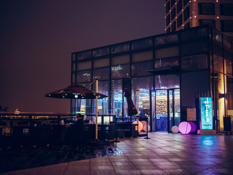 夜色里的屋頂咖啡廳