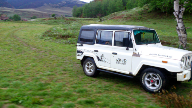 草地上的JEEP越野車