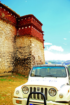藍(lán)天下的JEEP越野車