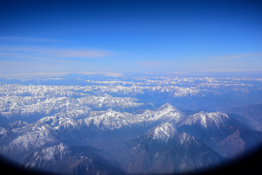 在飛機上看雪山