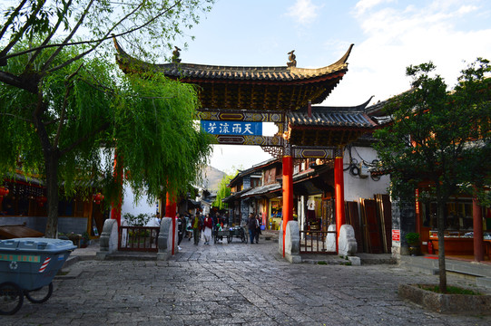 云南麗江古城 牌樓