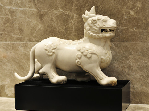 白色神獸瓷雕