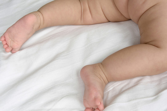 白底嬰幼兒小腿小腳丫