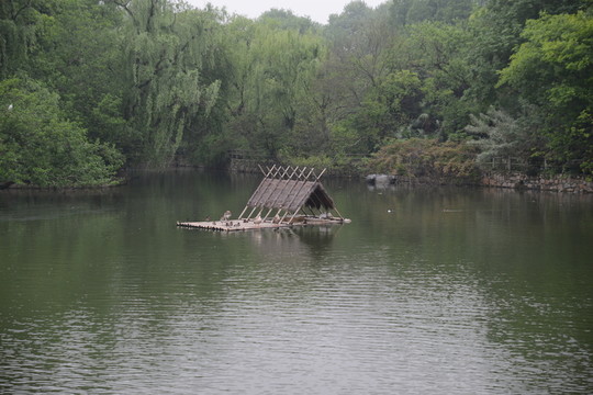 湖心竹筏