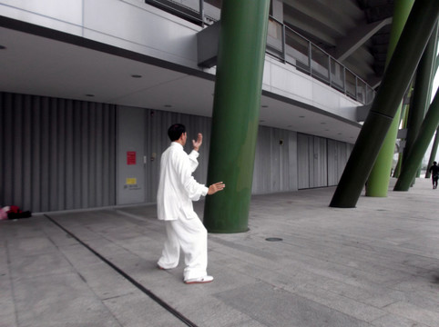 深圳市民晨練打太極拳