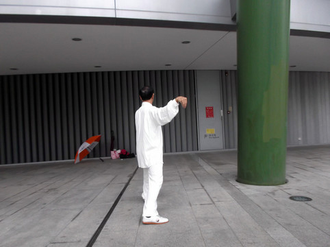 深圳市民晨練打太極拳