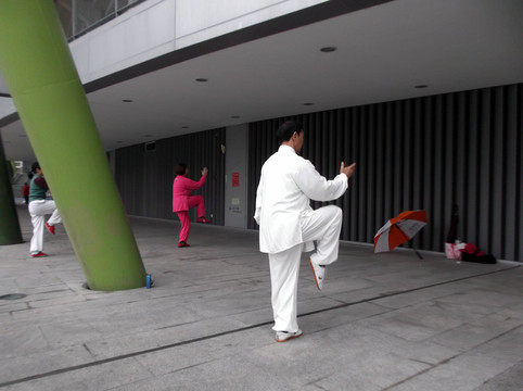 深圳市民晨練打太極拳