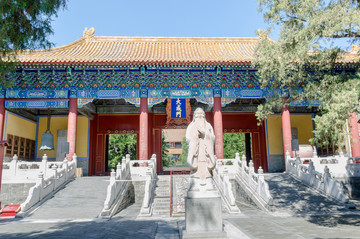 北京國(guó)子監(jiān)和孔廟大成門(mén)孔子像