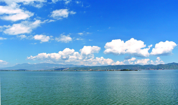 藍(lán)天白云洱海
