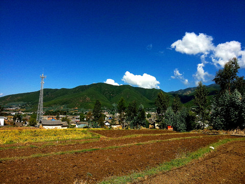 藍(lán)天白云鐵塔