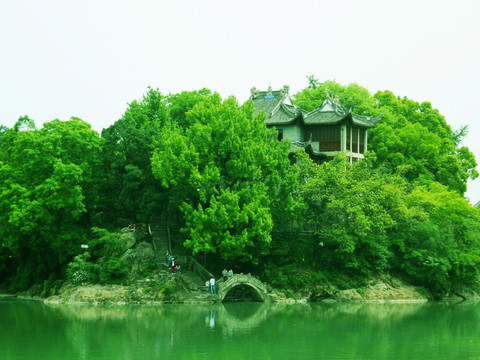 湖泊閣樓