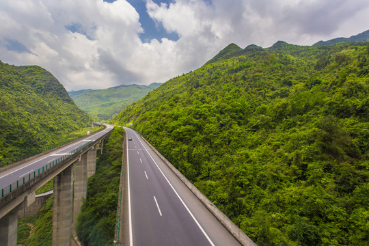 穿過高山的高速路