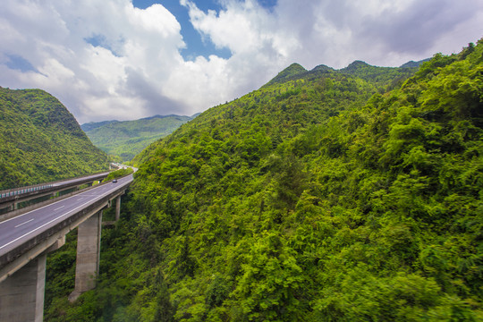 藍天 高速路 山丘