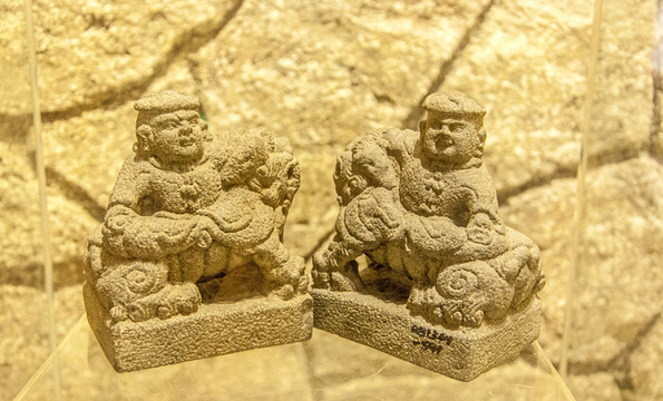 青草石力士雕刻對(duì)獅