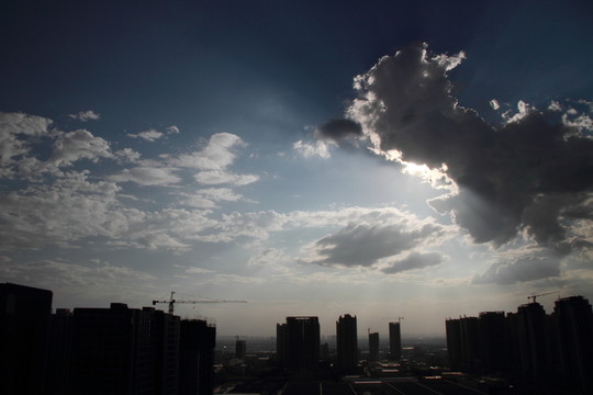 傍晚的城市天空