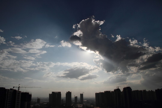 傍晚的城市天空