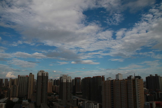 藍(lán)天白云下的城市天空