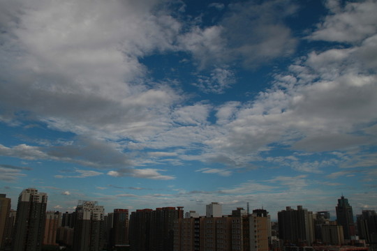 藍(lán)天白云下的城市天空