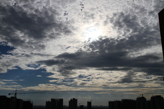 傍晚的城市天空