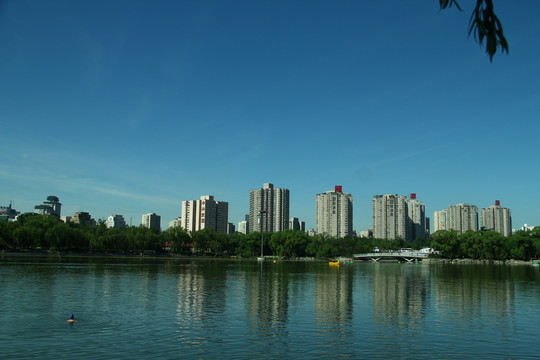 湖邊建筑